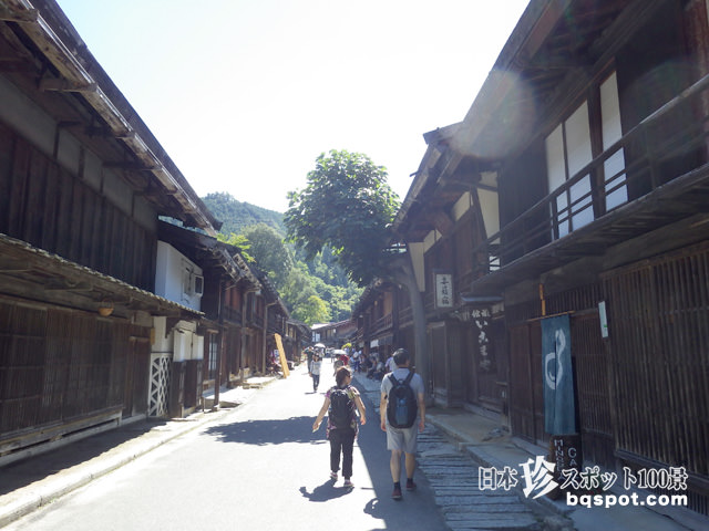 江戸時代の旅人になりきって食べ歩きを楽しむ 妻籠宿 長野 日本珍スポット100景